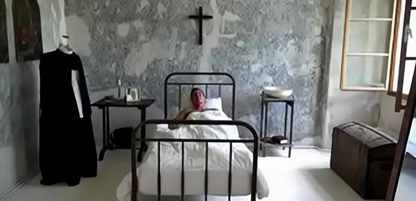  Padre novinho cacetudo batendo punheta no convento